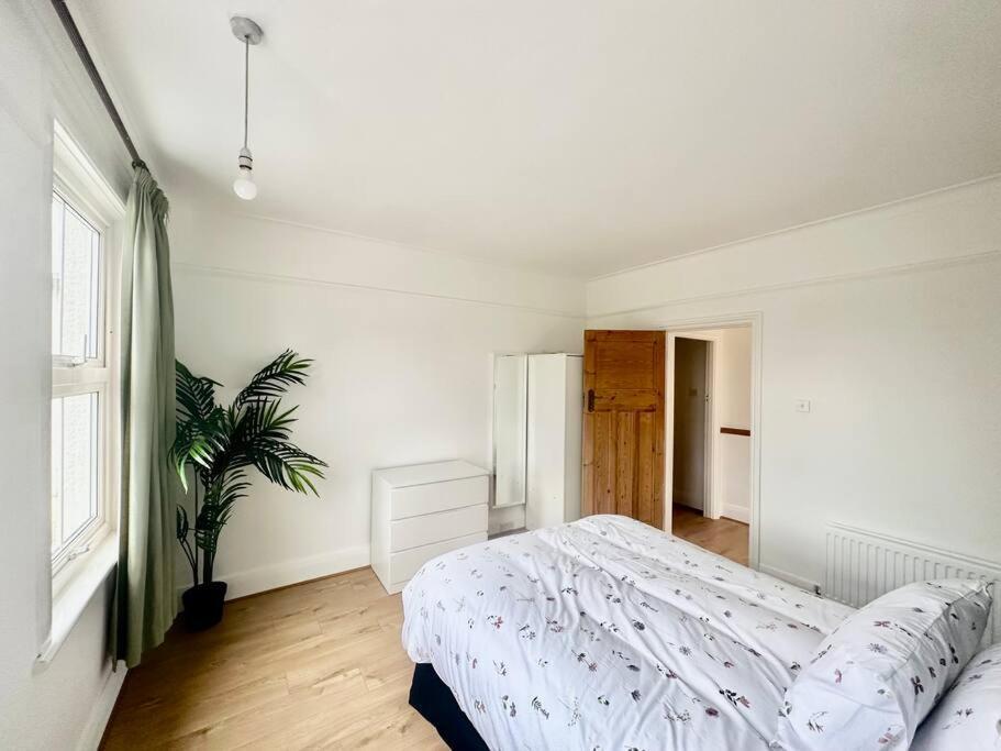 4 Bed House In Daneby Road,Se6 Villa Catford Bagian luar foto